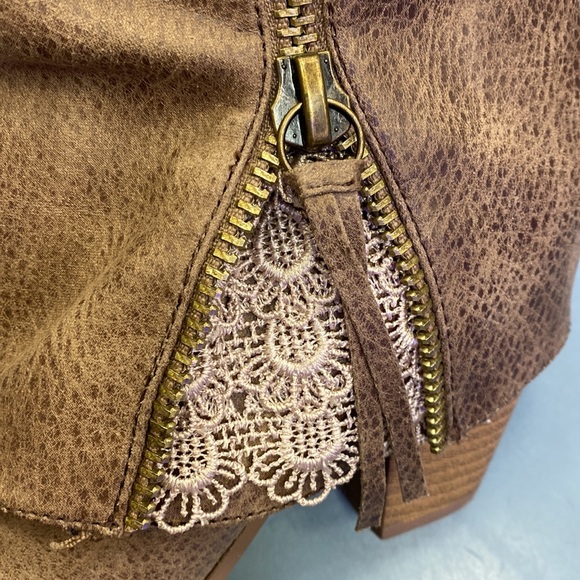 Dress delicate and feminine boots Not Rated  color Taupe (not original box) - Picture 4 of 4